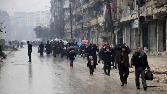 Warga meninggalkan kawasan timur Aleppo menuju kawasan pemerintah selama operasi perebutan Aleppo.