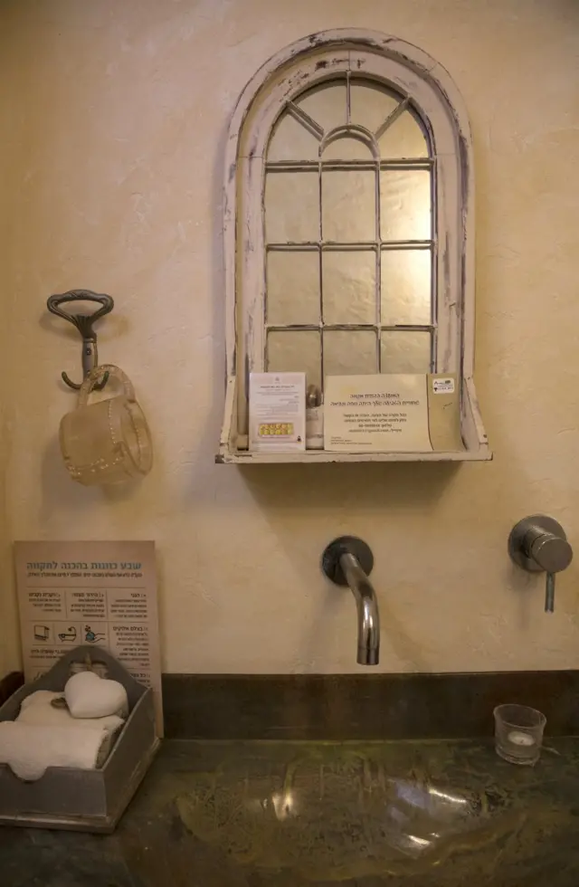 Un afiche en un vestuario de un mikveh, en Jerusalén, exhorta a las mujeres a hacerse un examen personal para cáncer de mama. (Foto: Heidi Levine para la BBC).