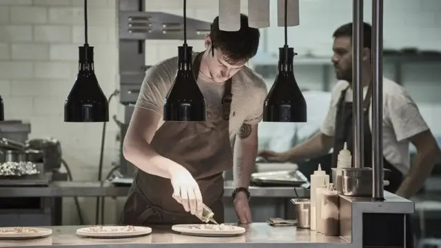 آدم هاندلينغ يعمل في مطعمه