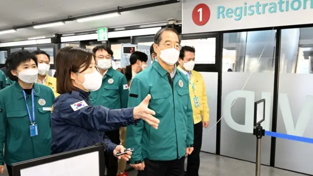 한덕수 국무총리가 인천국제공항 제1여객터미널에 마련된 코로나19 선별검사소를 둘러보고 있다