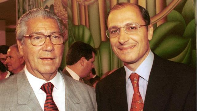Fotografia colorida antiga mostra o ex-governador Mario Covas e Alckmin mais jovem