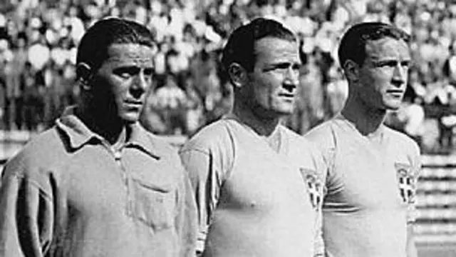 Luis Monti (centro) posa com a seleção italiana antes de uma partida pelo Mundial de 1934