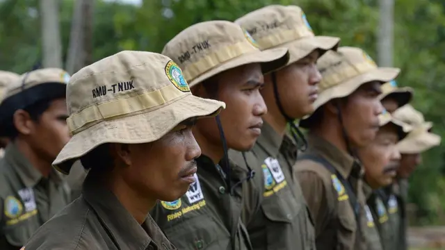 Penjaga hutan Indonesia dari Rhino Monitoring Unit (RMU) berbaris saat mereka bersiap untuk perjalanan pemantauan sepuluh hari di Taman Nasional Ujung Kulon di provinsi Banten.