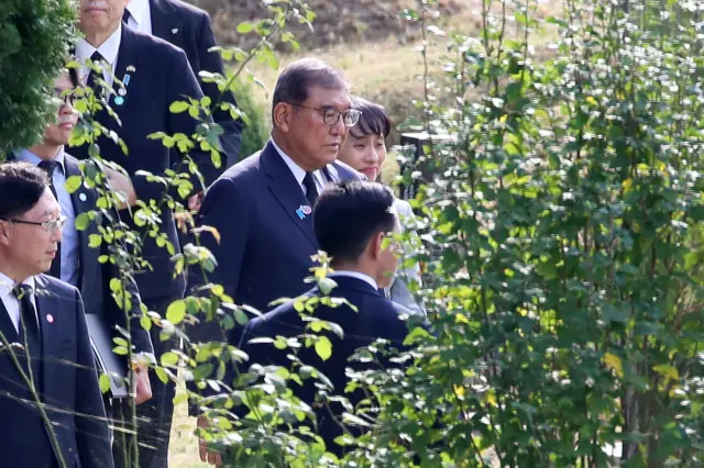 이시바 시게루 일본 총리는 30일 오후 부산 금정구 시립공원묘지를 찾아, 2001년 도쿄 신오쿠보역에서 선로에 떨어진 일본인을 구하려다 숨진 고 이수현 씨의 묘소에 참배했다.
