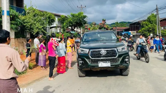 မိုးကုတ်ကို သိမ်းပိုက်ပြီးနောက် မြို့ထဲမှာတွေ့ရတဲ့ TNLA တပ်ဖွဲ့ဝင်တွေ (ပုံဟောင်း)