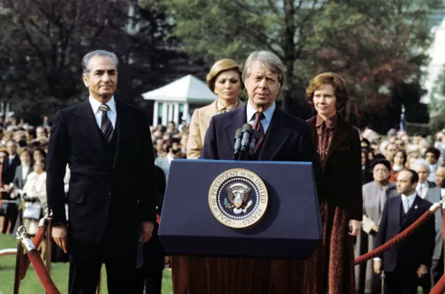 Le président Jimmy Carter accueille le Shah à la Maison Blanche en 1977.