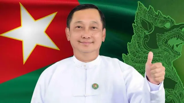 ကြံ့ခိုင်ရေးပါတီတံဆိပ်တပ်ထားပြီး တိုက်ပုံဝတ်ထားတဲ့ အငြိမ်းစားဒုတိယဗိုလ်ချုပ်ကြီးတေဇကျော်