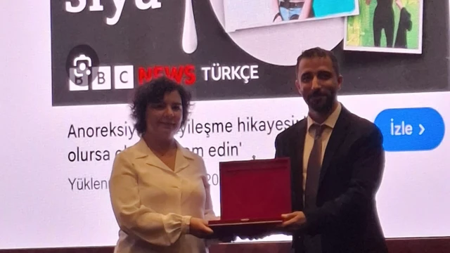 BBC Türkçe muhabiri Aynur Tekin ödül alıyor