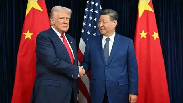 الرئيس الصيني شي جينبينغ والرئيس الأمريكي دونالد ترامب وهما يتصافحان.