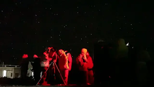 तारों से भरे आसमान के नीचे हानले में स्टारगेज़िंग