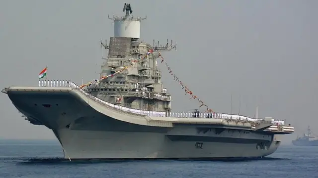 INS વિક્રાંત : ભારતનું આ યુદ્ધજહાજ કેમ ખાસ છે? ભારત, પાકિસ્તાન, યુદ્ધ, તણાવ, પહલગામ,બીબીસી ગુજરાતી ન્યૂઝ, ગુજરાત સમાચાર, ન્યૂઝ
