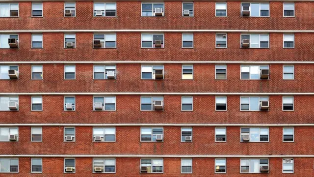 Edificio con aire acondicionado en cada ventana.
