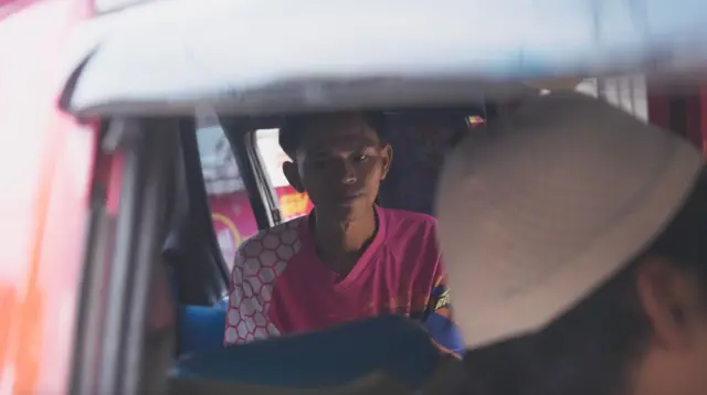 Sigit Prabowo, pedagang makanan di sekolah, berbincang dengan Lestareno.