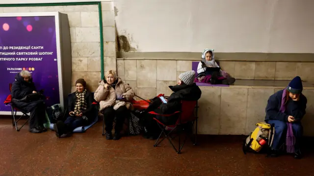 Metro istasyonunda oturan Ukraynalılar