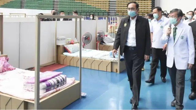 พล.อ. ประยุทธ์ จันทร์โอชา นายกรัฐมนตรีและรัฐมนตรีว่าการกระทรวงกลาโหมตรวจเยี่ยมโรงพยาบาลสนาม "เอราวัณ 2" แห่งที่ 4 ของกทม. พร้อมรองรับผู้ติดเชื้อโควิด-19 เมื่อวันที่ 21 เม.ย.