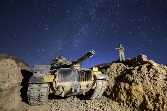 Yıldızlı bir gece, tank, asker