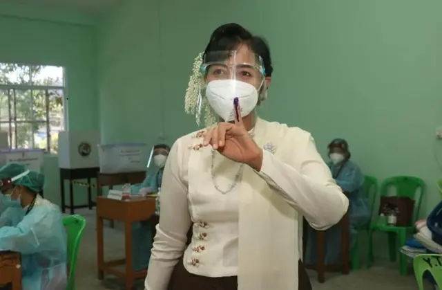 ဒေါ်ခင်မိမိကြွယ်