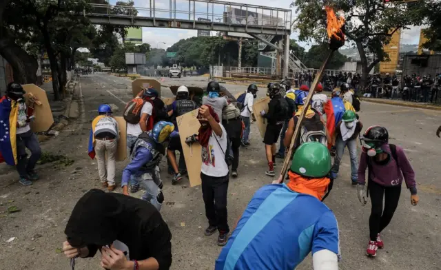 Manifestantes en una avenida de Caracas.
