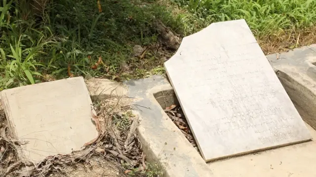 Diẹ lara iboji awọn ajihinrere ti wọn sin sinu ọgba St. Peter's Cathedral, Ake