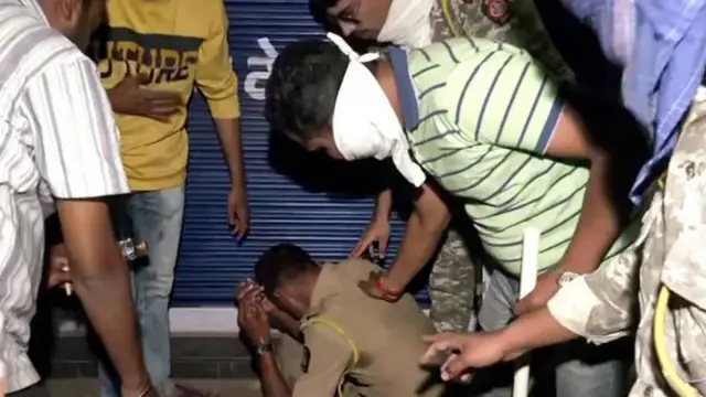 पुलिस और आम लोगों की भीड़