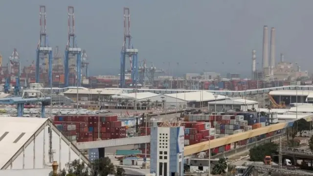 Ashdod adalah pelabuhan peti kemas modern yang berlokasi 20 mil sebelah utara dari Gaza.