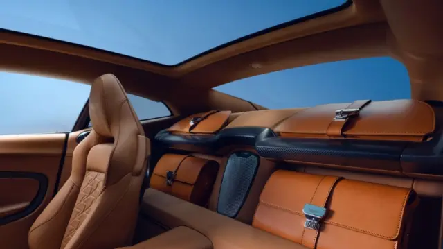 برای پشت صندلی‌ها می‌توان مجموعه‌ای از کیف‌های چرمی سفارش داد