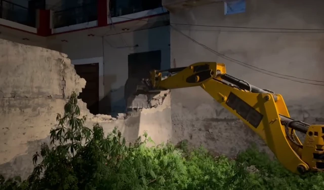 ਬੁਲਡੋਜ਼ਰ ਨਾਲ ਘਰ ਢਾਹੁਣ ਦੀ ਤਸਵੀਰ