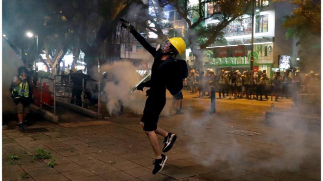 警民冲突蔓延到香港各个社区。