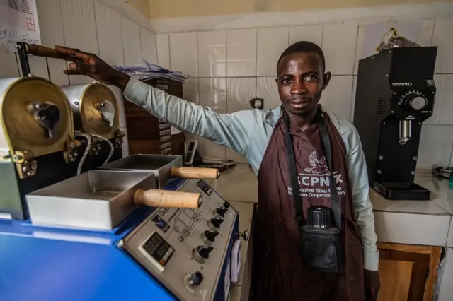 Bisimwa Kabo, 27 ans, goûteur de café SCPNCK, dans son bureau à Idjwi. 14 avril 2022.