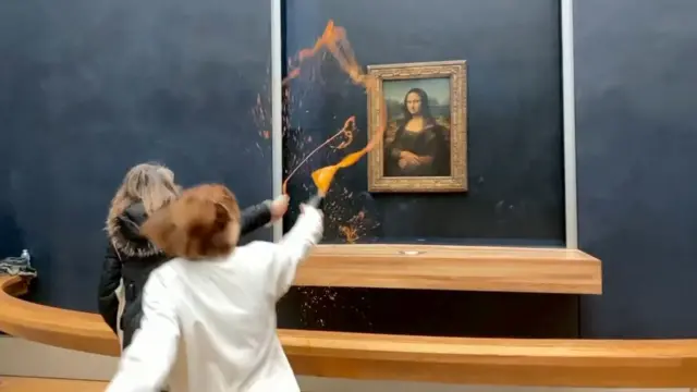 Dua pengunjuk rasa melemparkan sup ke lukisan Mona Lisa yang dilindungi oleh kaca di Prancis.
