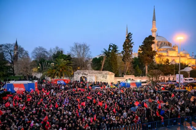 İstanbul'da, İmamoğlu'nun gözaltına alınmasına karşı düzenlenen miting.