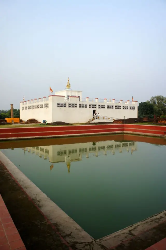 रुम्मीन-देई मंदिर आणि शेजारील तलाव