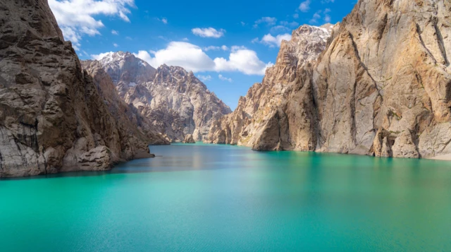 Голливуддун атактуу тасмаларын, керемет жомокторун тартса жарай турган жер. Айтылуу Көл-Суу