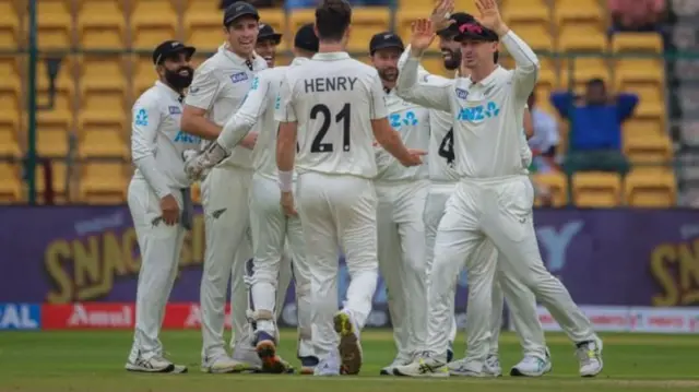 ટીમના ખેલાડીઓ સાથે ઉજવણી કરી રહેલાં મૅટ હેનરીની તસવીર 