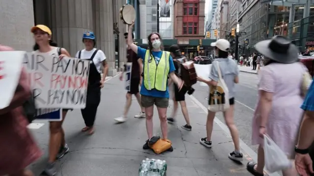 Protesto por melhores condições trabalhistas nos Estados Unidos