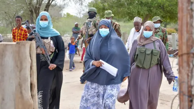 Ilaalada xildhibaan Canab Guure ayaa ku labisan dharka asturan ee dumarka Muslimiinta