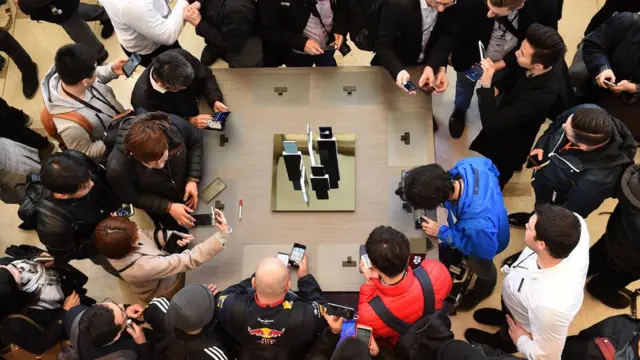 三星紐約發佈會上媒體記者圍著Galaxy S8樣機端詳試用（29/3/2017）