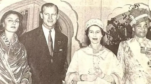 જયપુરનાં મહારાણી ગાયત્રીદેવી અને મહારાજા માનસિંહ દ્વિતીય બ્રિટનનાં મહારાણી એલિઝાબેથ દ્વિતીય અને એમના પતિ પ્રિન્સ ફિલિપની સાથે