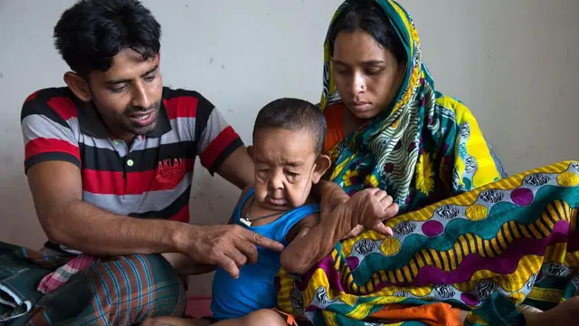 বাবা লাভলু শিকদার আর মা তৃপ্তি খাতুনের সঙ্গে বায়জিদ