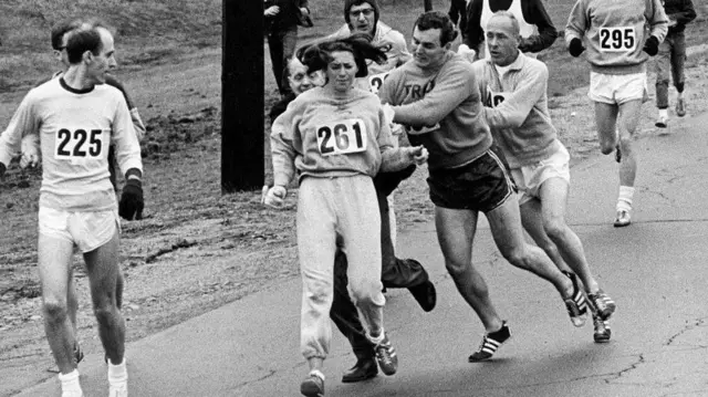 سویتزر (شماره ۲۶۱) در مسابقه ۱۹۶۷ در جدال با جوک سمپل، مسئول ماراتن بوستون که تلاش داشت شماره او را از روی لباسش بردارد. جالب آنکه آن دو بعدها با هم دوست شدند