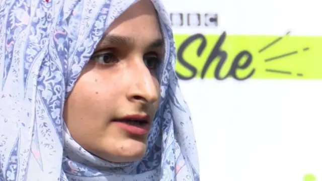 'બીબીસી શી' કાર્યક્રમમાં વાત કરતી છોકરી