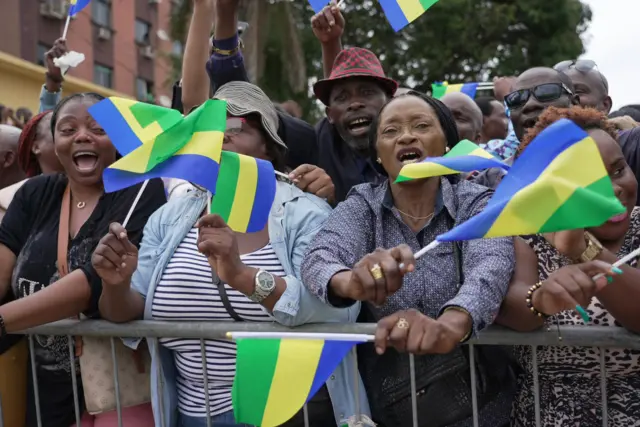 Dem broadcast di ceremony live for Gabon TV plus ontop all online platforms. Former ministers from di goment wey dem just takeover show for di event, but pipo bin boo dem. General Nguema inauguration na di latest for military takeover across West and Central Africa. Gabon na di number six French speaking kontri wey military don take over inside di last three years as dia former colonial master France, still dey try keep dia control for di continent. Africa Union bin suspend Gabon afta di coup, wey United Nations and France don condemn. For di event, dem bin also do military parade for di presidential palace for di capital, Libreville.