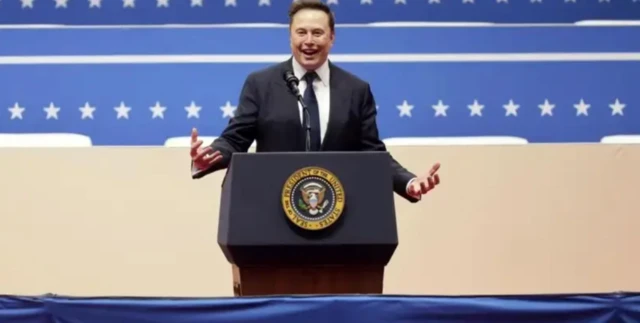 Elon Musk usando terno em um púlpito enquanto discursa durante cerimônia em alusão à posse de Donald Trump