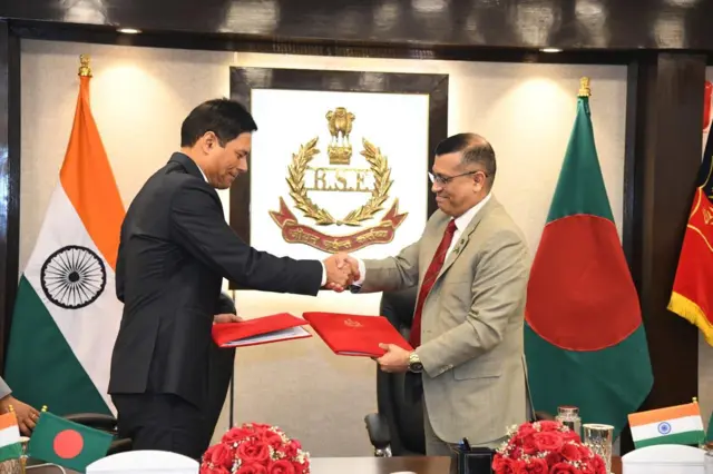 Dam olish maskanidagi jinsiy aloqa aslida yashirin kameradir Emdi va eshakda berdi (uy vazifasi)