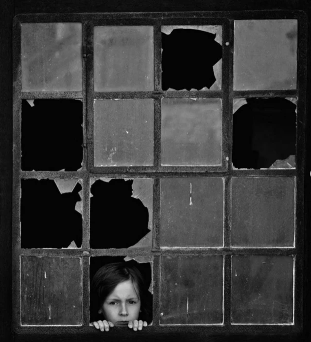 دخترکی در پنجره