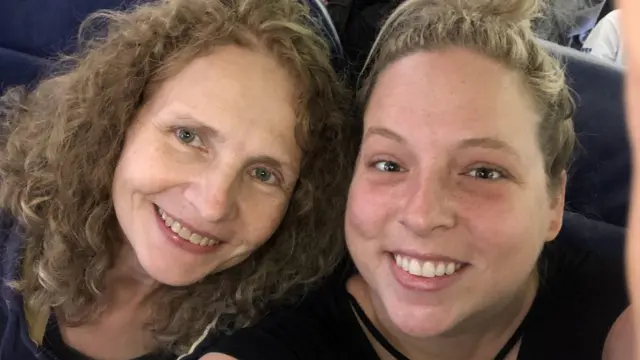 Hillary junto a Dawn