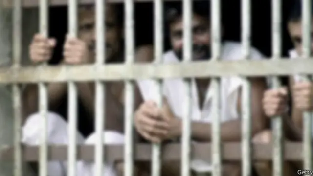 සිරකරුවෝ