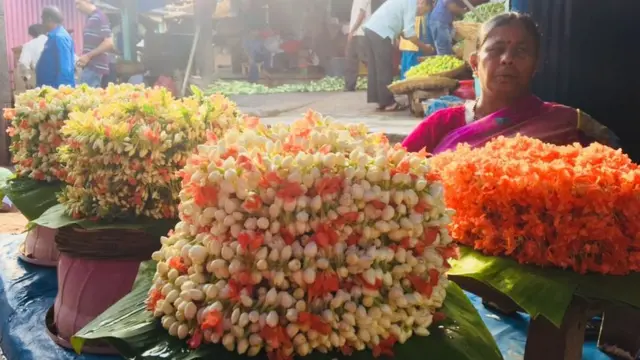 ਗਜਰੇ ਵੇਚਦੀ ਇੱਕ ਔਰਤ