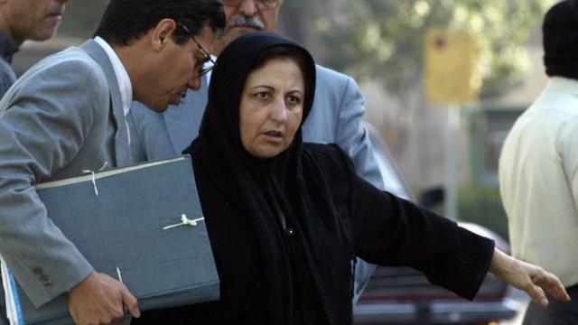 Shirin Ebadi en 2004 antes de asistir al juicio para defender el caso de Zahra Kazemi.