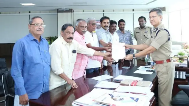 డీజీపీకి ఫిర్యాదు చేస్తున్న జర్నలిస్టు సంఘాల నేతలు